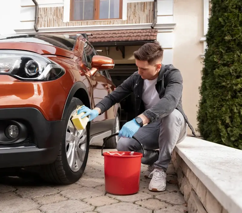 Lavage auto à domicile Le Nayrac : professionnel intervenant sur un véhicule